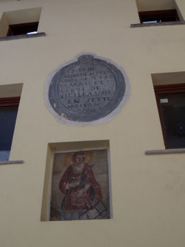 Facciata della casa che ha ospitato il Re Vittorio Amedeo II nel 1711 (35274 bytes)